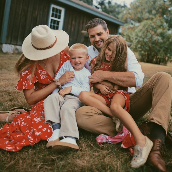 Meet your Posher, Courtney 🌷 - Picture 5 of 9